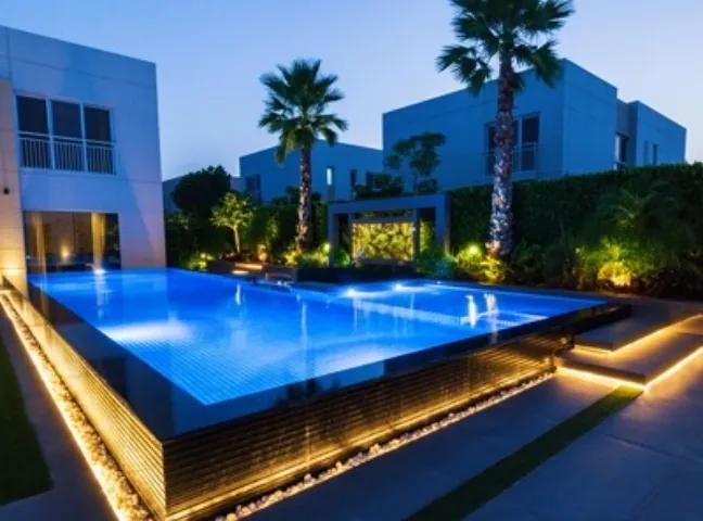 Infinity-edge pool